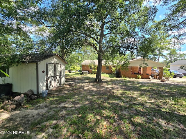 view of yard featuring a shed