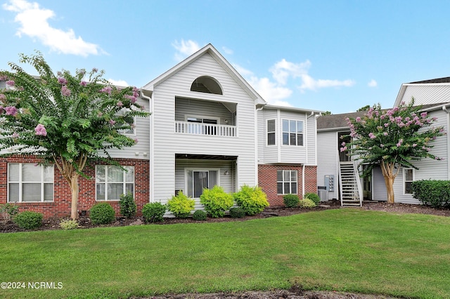 view of front facade with a front yard