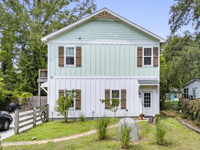 view of front facade with a front lawn