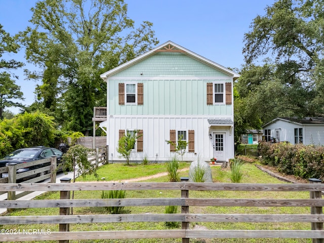 view of front of home featuring a front lawn