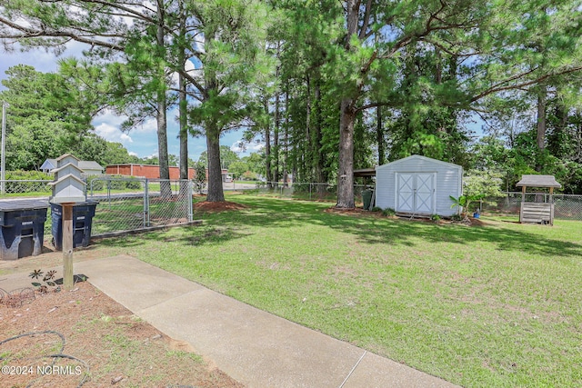 view of yard featuring a storage shed