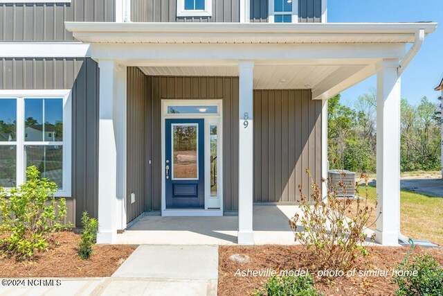 entrance to property featuring covered porch