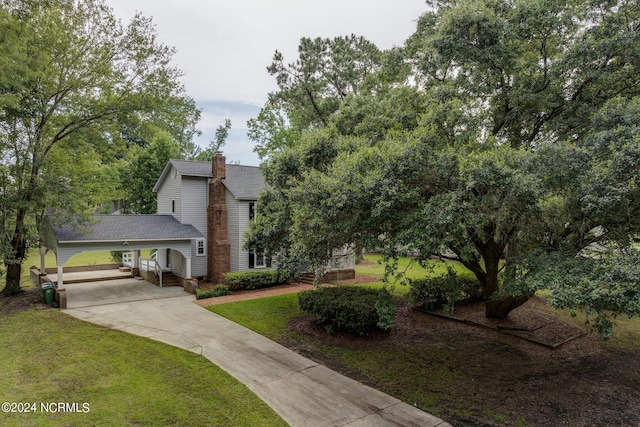 view of front of property featuring a front lawn