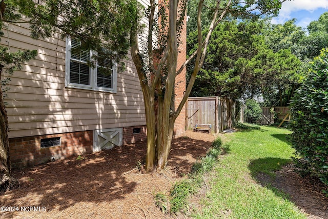 view of yard featuring a storage unit