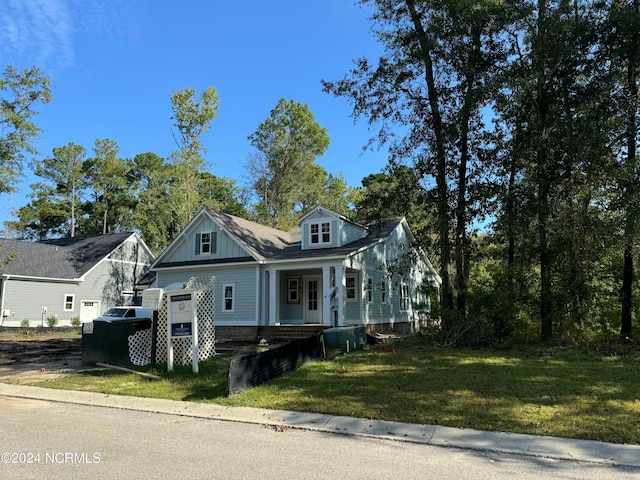 view of front of property featuring a porch and a front lawn