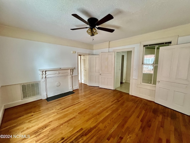 unfurnished bedroom featuring a textured ceiling, ceiling fan, and light hardwood / wood-style floors