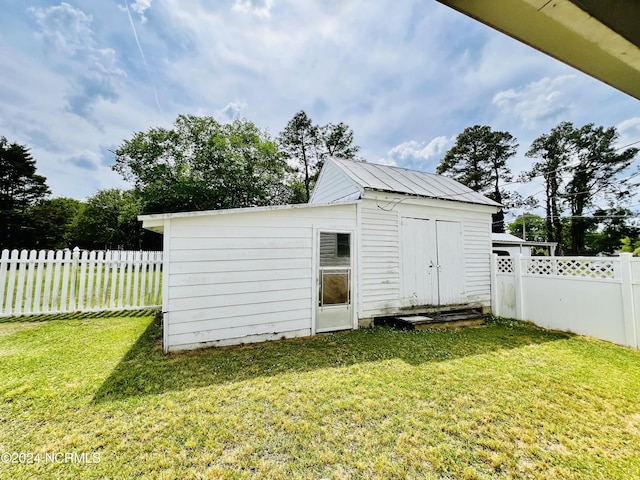 view of outdoor structure with a yard