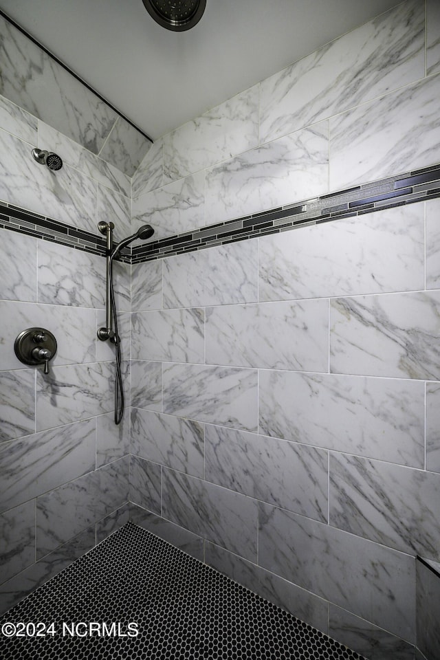 bathroom featuring a tile shower