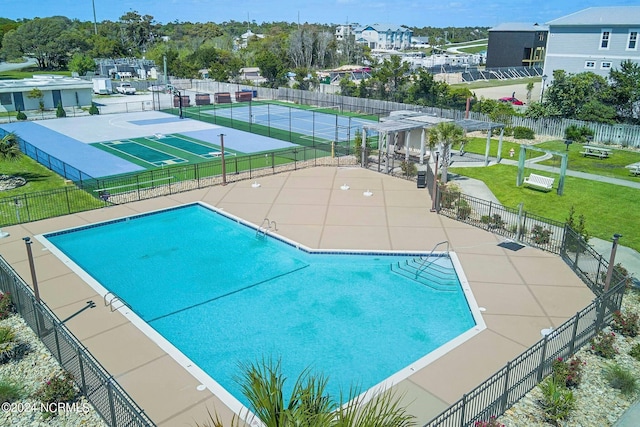 view of swimming pool with a yard