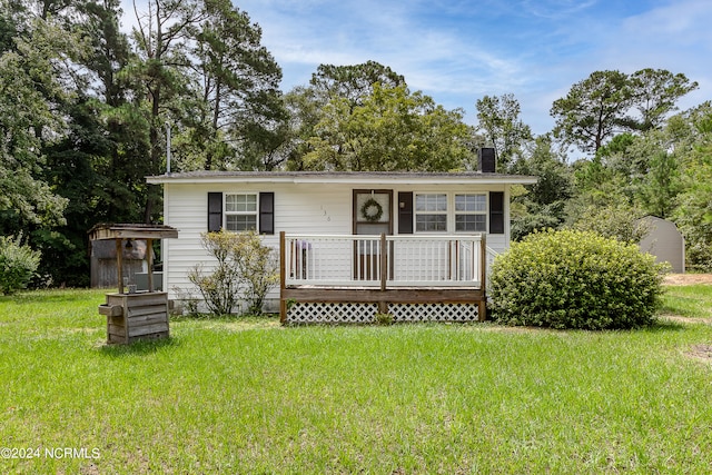 view of front of home featuring a front lawn