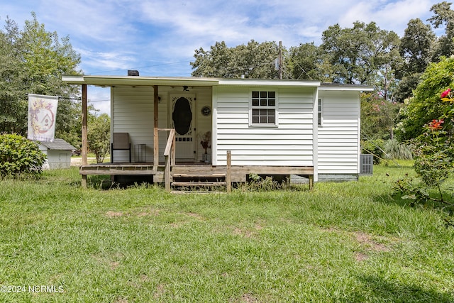 view of front of home featuring a front yard