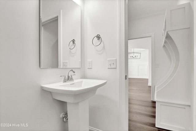 bathroom featuring a chandelier, hardwood / wood-style flooring, and sink