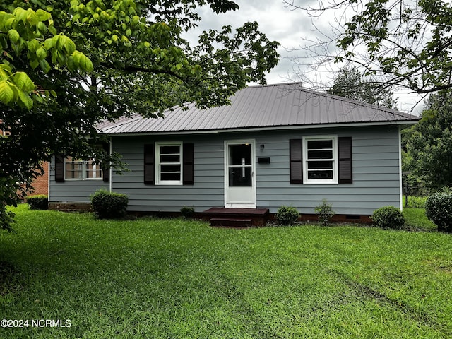 407 Winesett Cir, Plymouth, NC 27962 - single story home featuring crawl space, metal roof, and a front lawn