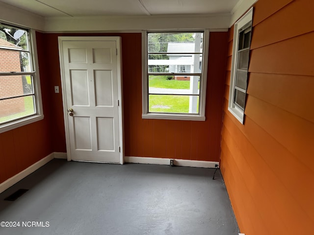 empty room with visible vents, finished concrete floors, and baseboards