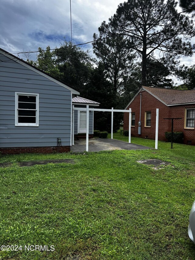 view of yard featuring a patio