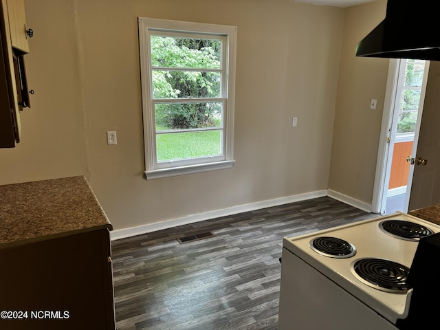 kitchen featuring visible vents, baseboards, dark wood-style flooring, and electric stove