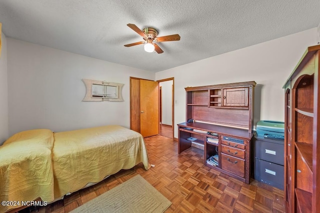 bedroom featuring ceiling fan and a textured ceiling