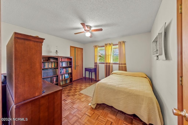 bedroom featuring a textured ceiling and ceiling fan