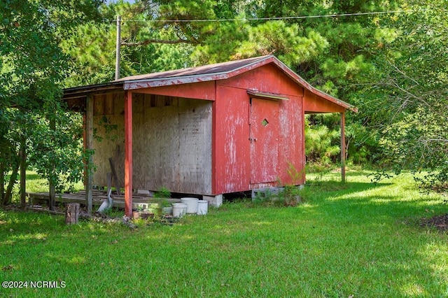 view of outdoor structure featuring an outbuilding