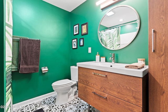 full bathroom with a shower with shower curtain, toilet, vanity, baseboards, and tile patterned floors