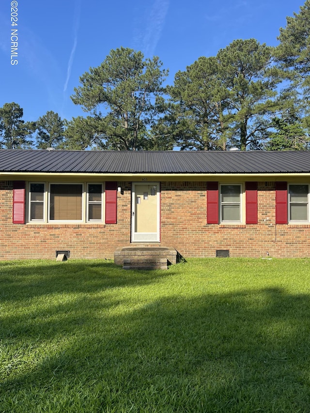 ranch-style house featuring a front lawn