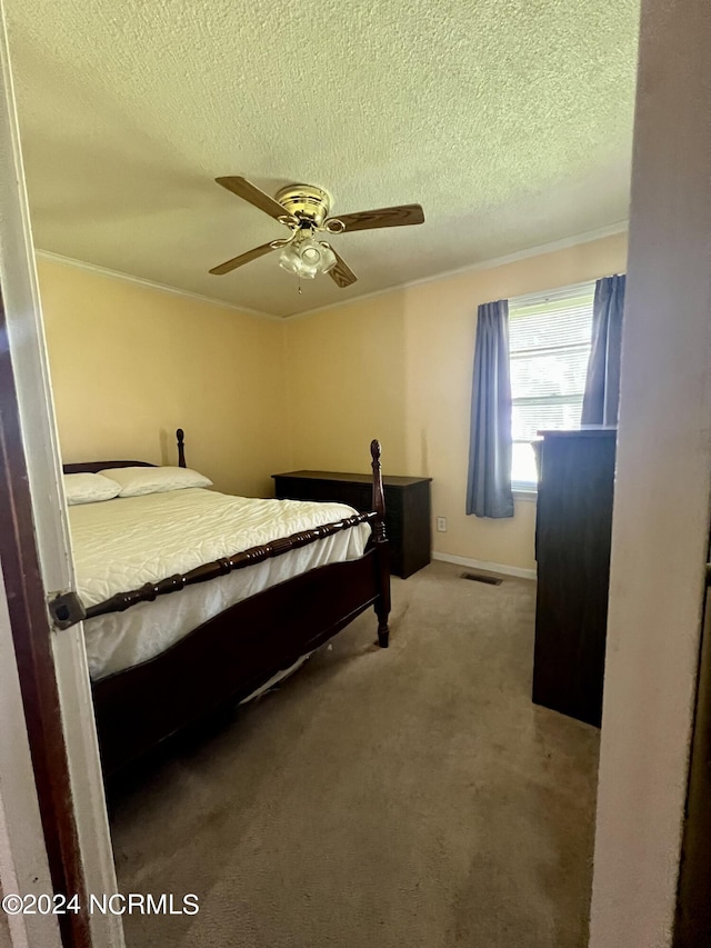 bedroom featuring carpet floors, a textured ceiling, and ceiling fan