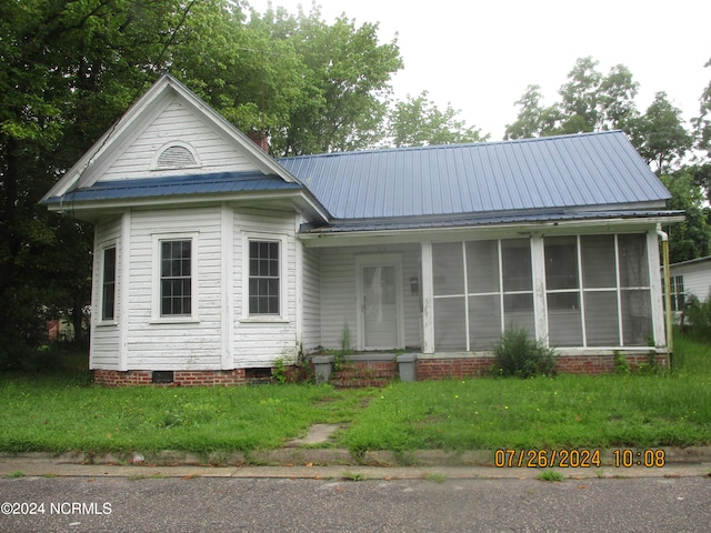 view of front facade featuring a front yard