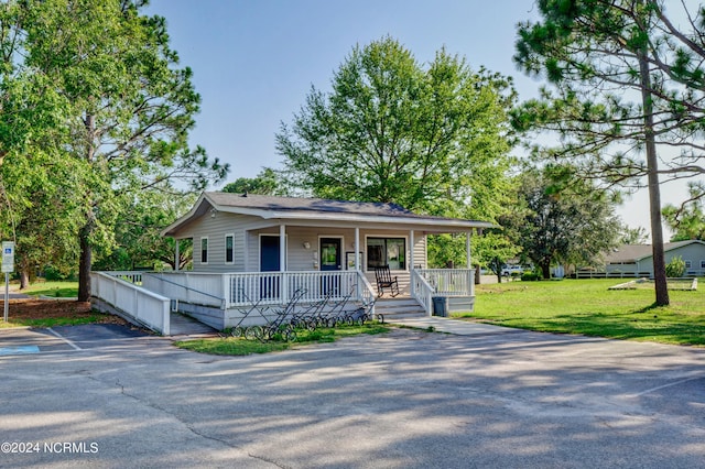 view of front of property featuring a front lawn and a porch