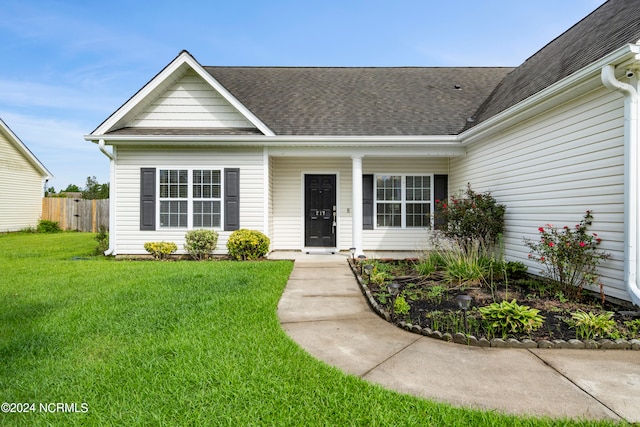 view of front facade with a front yard