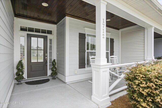 entrance to property featuring a porch