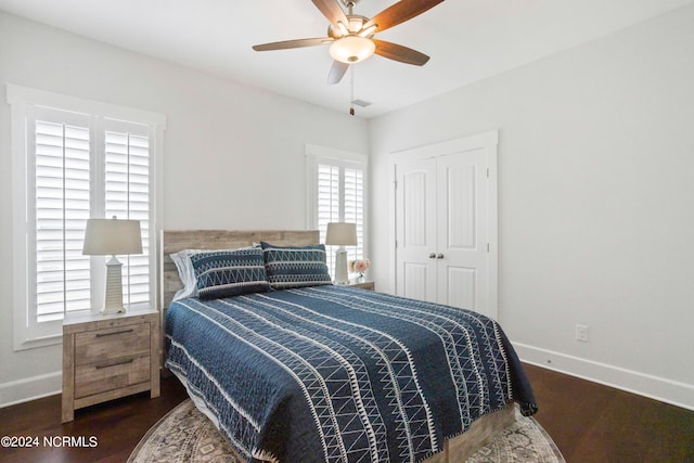 bedroom featuring ceiling fan, dark hardwood / wood-style floors, and a closet