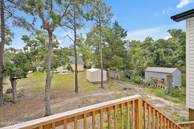 view of yard featuring a storage shed