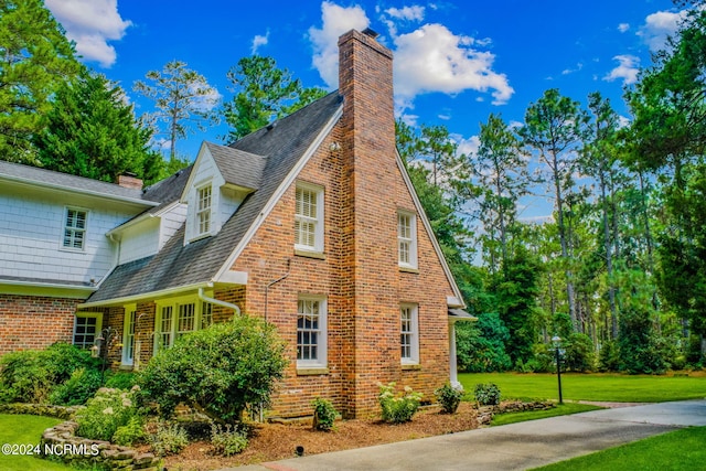 view of side of property featuring a yard