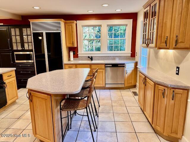 laundry room with cabinets and washer and clothes dryer