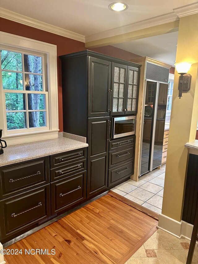 living area with wood-type flooring, radiator heating unit, a notable chandelier, and crown molding