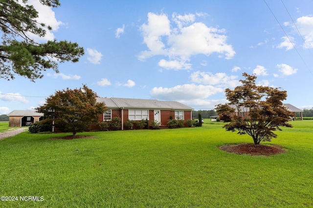 ranch-style home featuring a front lawn