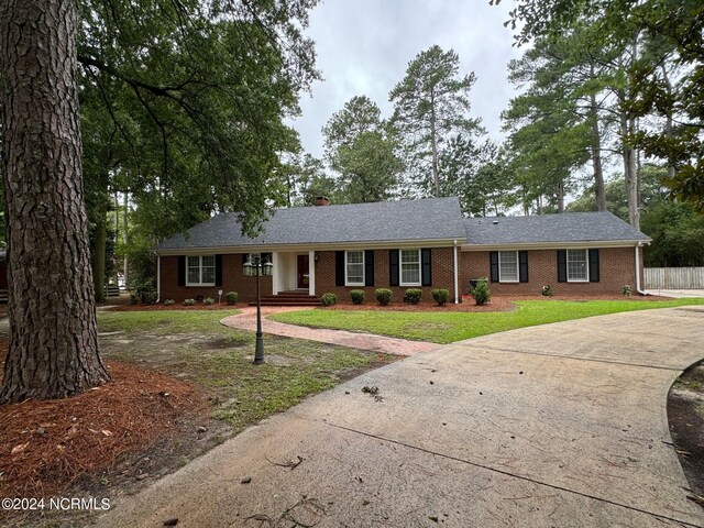 ranch-style home featuring a front lawn