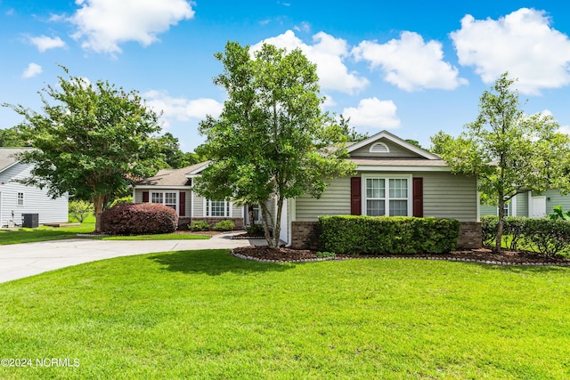 view of front of home featuring a front yard