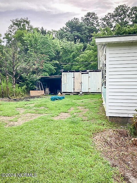 view of yard featuring a shed