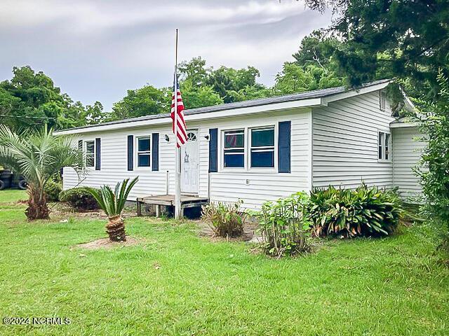 165 Polly Hill Rd, Marshallberg, NC 28553 - manufactured / mobile home with a front lawn