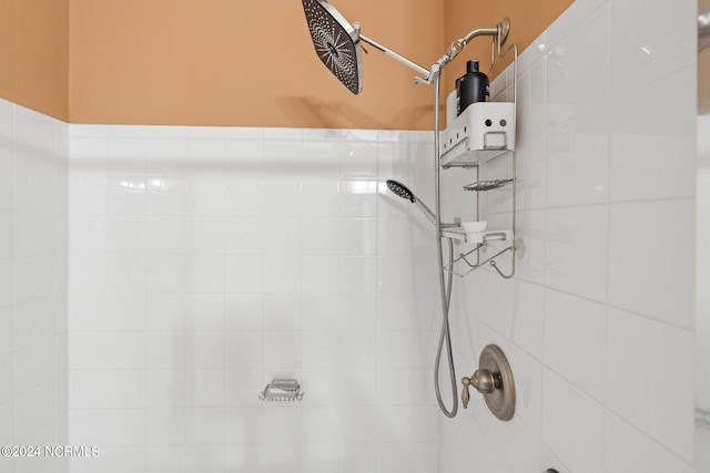 details featuring tiled shower