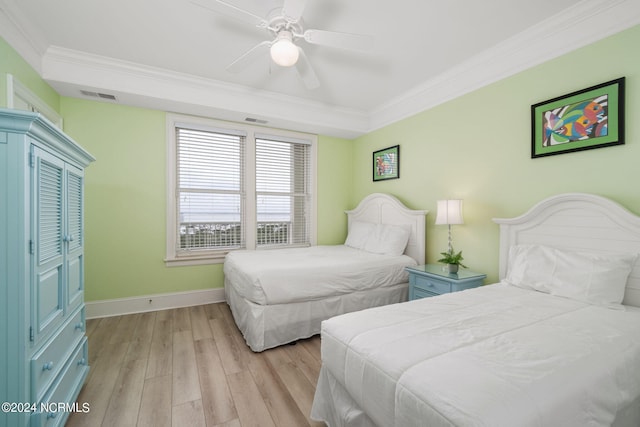 bedroom with a closet, crown molding, light hardwood / wood-style floors, and ceiling fan