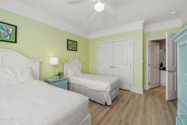 bedroom with light hardwood / wood-style floors, a closet, crown molding, and ceiling fan