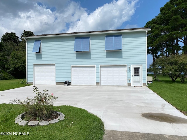 view of front facade featuring a front yard and a garage