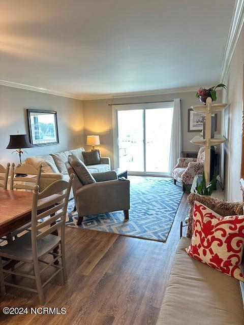 living room featuring hardwood / wood-style floors and ornamental molding