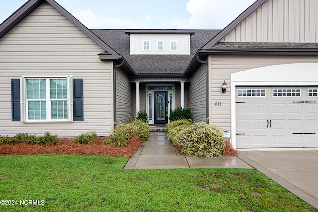 view of front facade featuring a front lawn and a garage