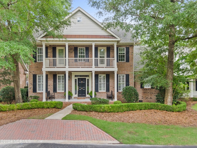 view of front of home featuring a balcony