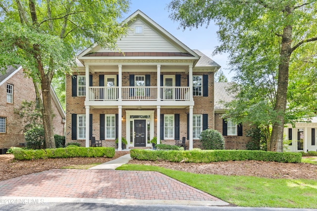 view of front of property featuring a balcony