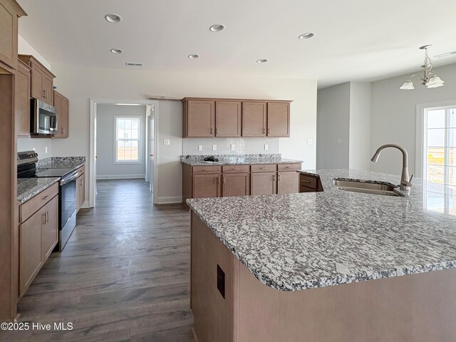 kitchen featuring a center island