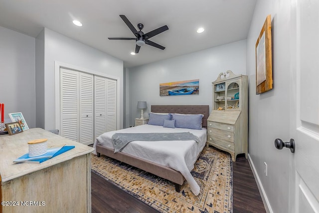 bedroom featuring dark wood-type flooring, ceiling fan, and a closet